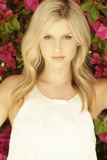 claire-holt-h2o-just-add-water-4728706-343-512